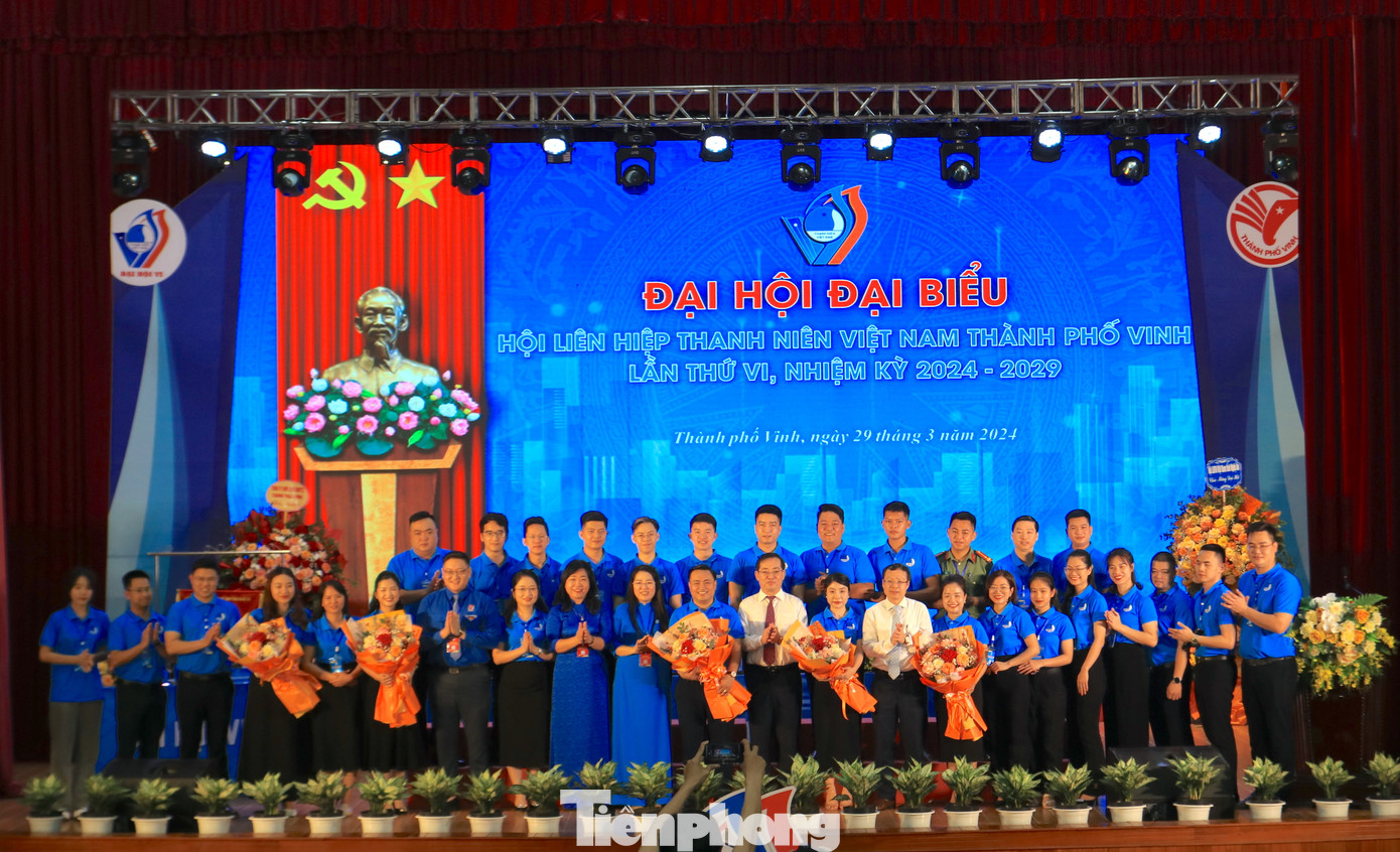 Tặng hoa chúc mừng Ủy ban Hội LHTN thành phố Vinh nhiệm kỳ 2024-2029. Tặng hoa chúc mừng Ủy ban Hội LHTN thành phố Vinh nhiệm kỳ 2024-2029.