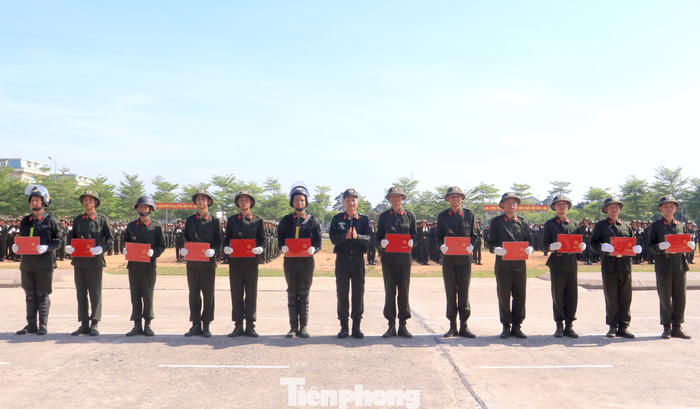 Thượng tá Thái Doãn Bằng - Trung đoàn Trưởng Trung đoàn CSCĐ Bắc Trung Bộ trao chứng chỉ hoàn thành chương trình huấn luyện cho các chiến sĩ.