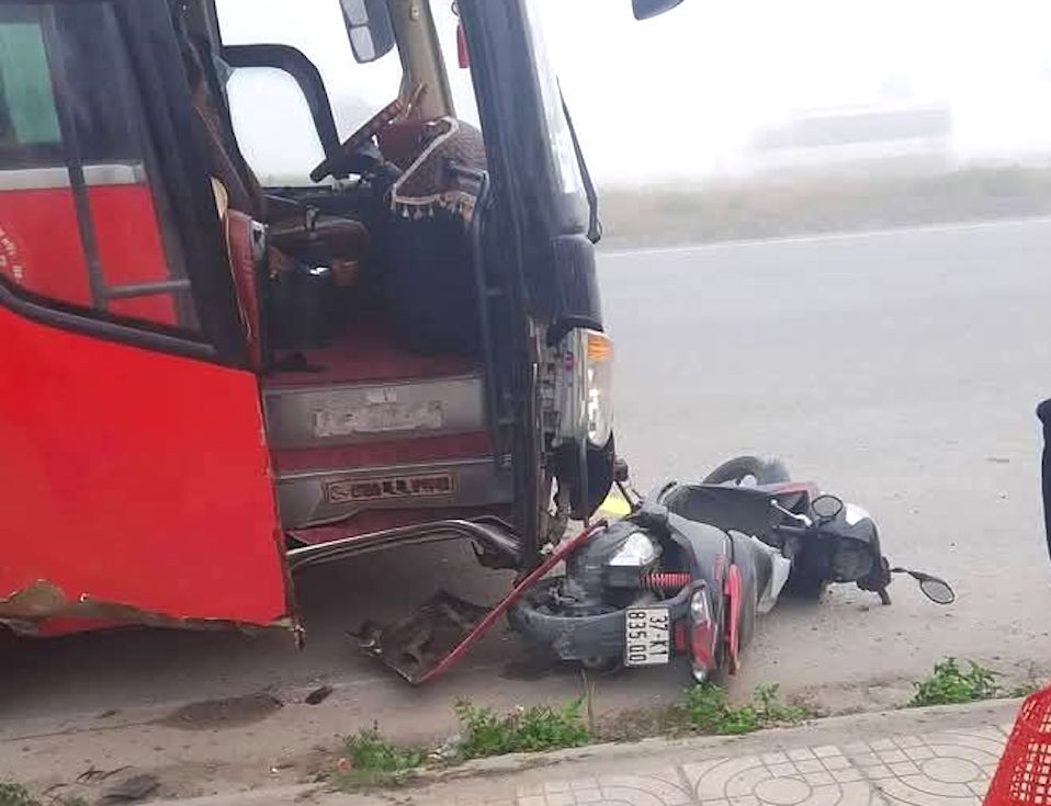 Sau khi đâm khiến 3 người thương vong, xe khách còn lao lên đâm trúng 1 xe máy dừng bên đường. May mắn người phụ nữ điều khiển xe nhanh chóng nhảy ra ngoài nên không bị thương.