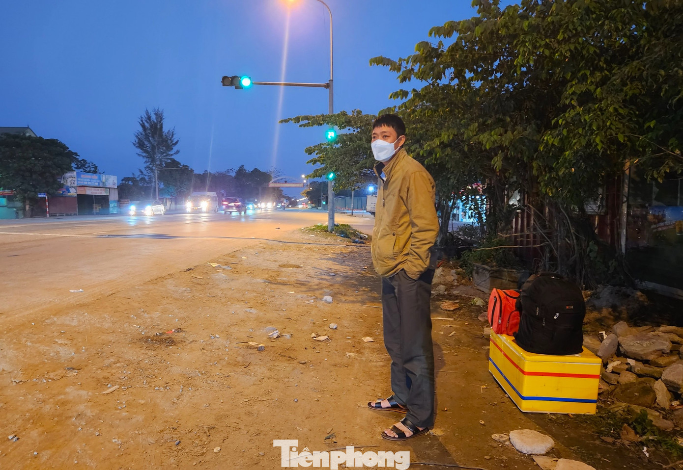 Nghỉ Tết được 5 ngày, từ tối 13/2 (tức Mùng 4 Tết), anh Thắng (42 tuổi, quê huyện Thọ Xuân, Thanh Hóa) đã phải ra đứng trên quốc lộ 1A tuyến tránh thành phố Vinh (Nghệ An) để chờ xe công ty đón vào tỉnh Bà Rịa - Vũng Tàu làm việc. "Tết này xe đông, may mà cơ quan có xe đưa đón công nhân nên đỡ phải ra đón xe khách. Xe cơ quan gọi hẹn rồi, lát nữa là họ đến đón đi. Mùng 6 làm việc rồi, vào nghỉ ngơi một hôm rồi đi làm cho đỡ mệt", anh Thắng nói và cho hay, về quê anh tranh thủ anh mang ít đồ quê vào cả gia đình ăn cho đỡ nhớ nhà.