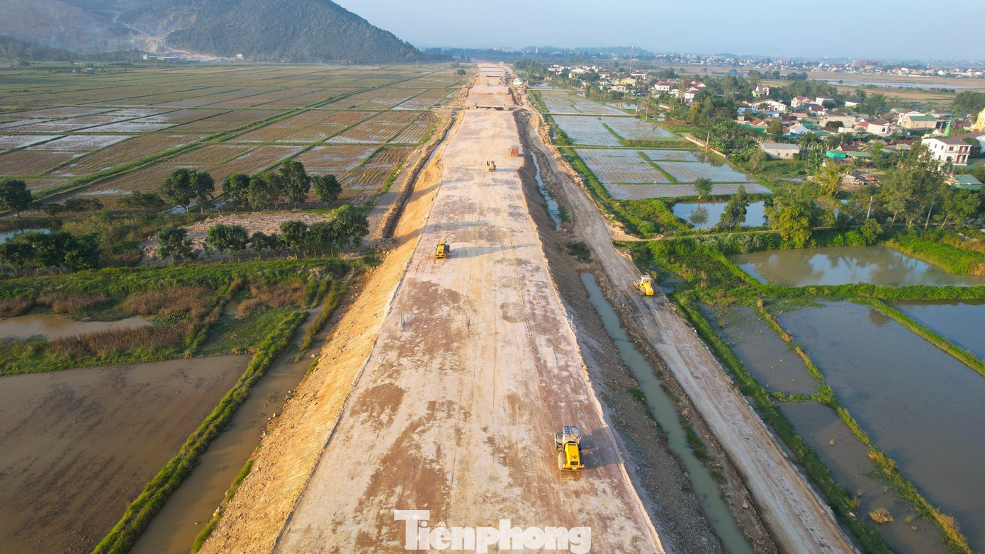 Tương tự như công ty Hòa Hiệp, các nhà thầu khác thi công cao tốc đoạn Diễn Châu - Bãi Vọt cũng đều bố trí 100% quân số để thi công công trình xuyên dịp Tết Dương lịch 2024.