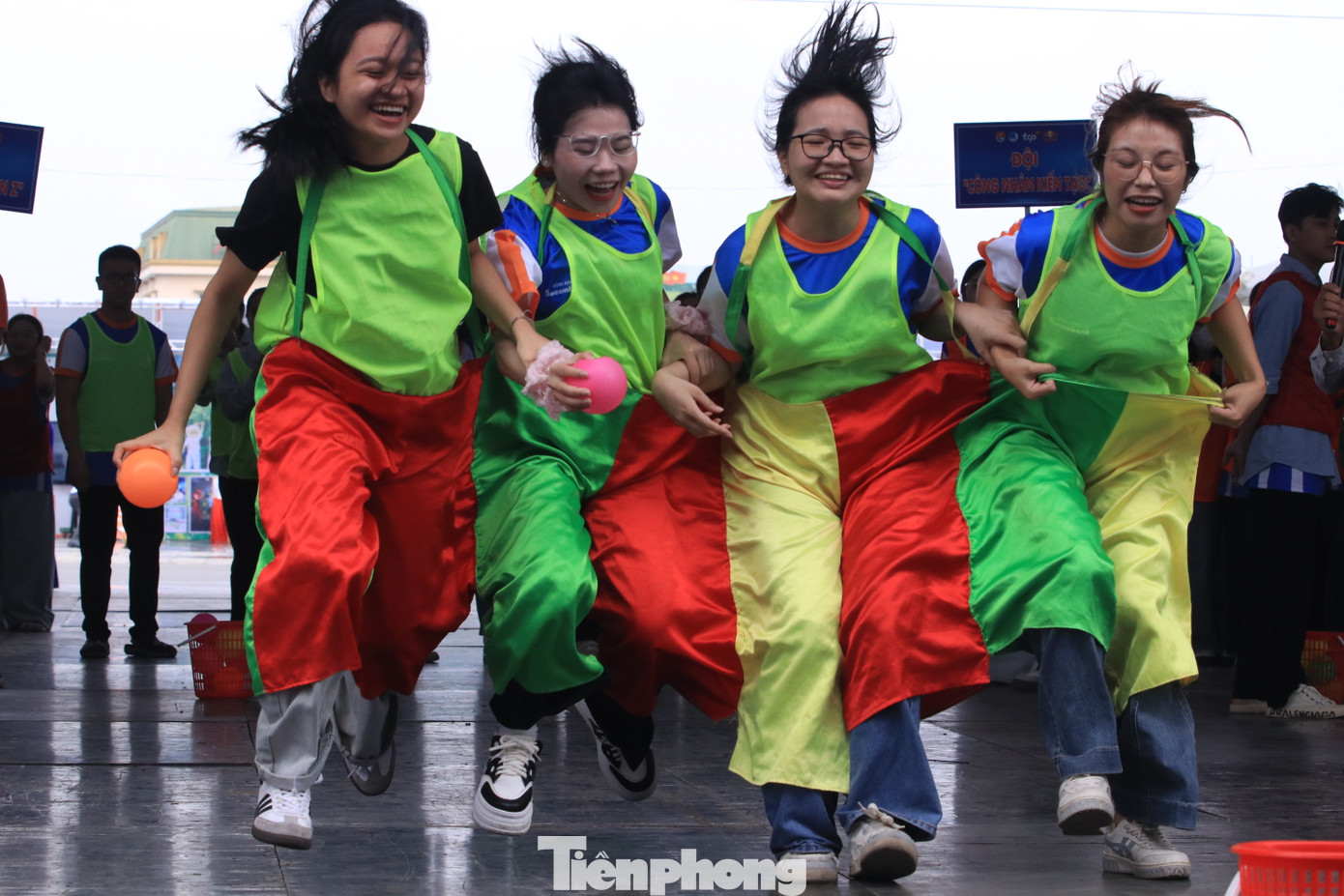 Các nhóm công nhân nhiệt tình tham gia trò chơi nhảy bao bố vận chuyển bóng về đích. Các nhóm công nhân nhiệt tình tham gia trò chơi nhảy bao bố vận chuyển bóng về đích.