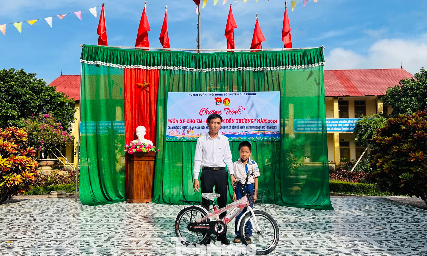 Ngân hàng Liên Việt Postbank chi nhánh huyện Quế Phong cũng đã trao tặng 2 xe đạp mới cho 2 em học sinh có hoàn cảnh khó khăn vươn lên trong học tập tại Trường Tiểu học Tiền Phong 1.