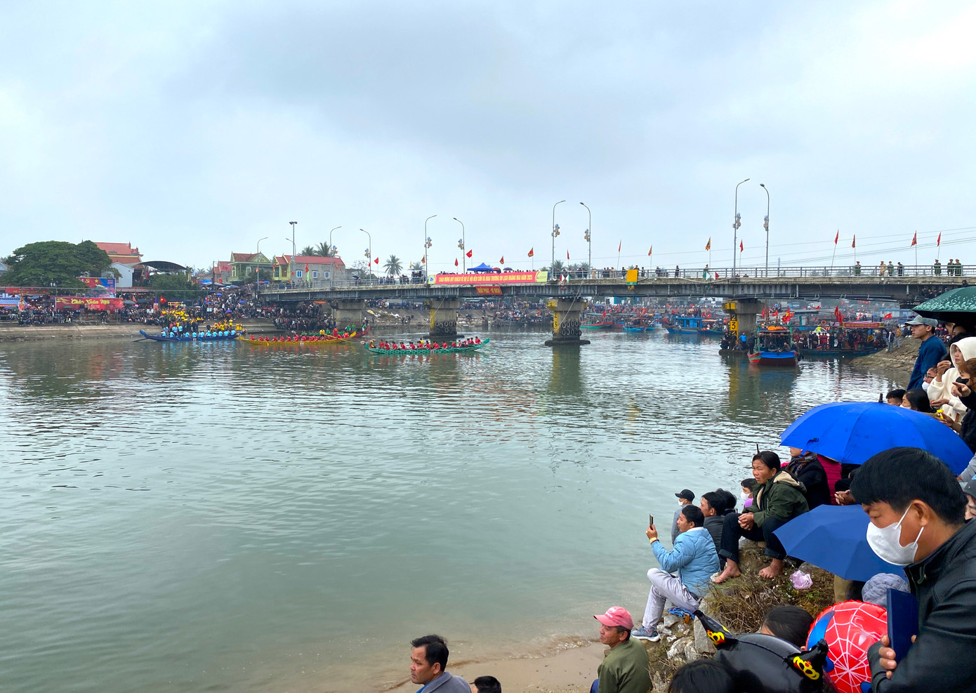 Đường đua là đoạn sông Mai Giang dài 500 m cả chiều đi lẫn chiều về. Các đội đua xuất phát từ cầu Quỳnh Phương rồi chèo đi 1 quãng 250 m và chèo quay ngược lại điểm xuất phát.