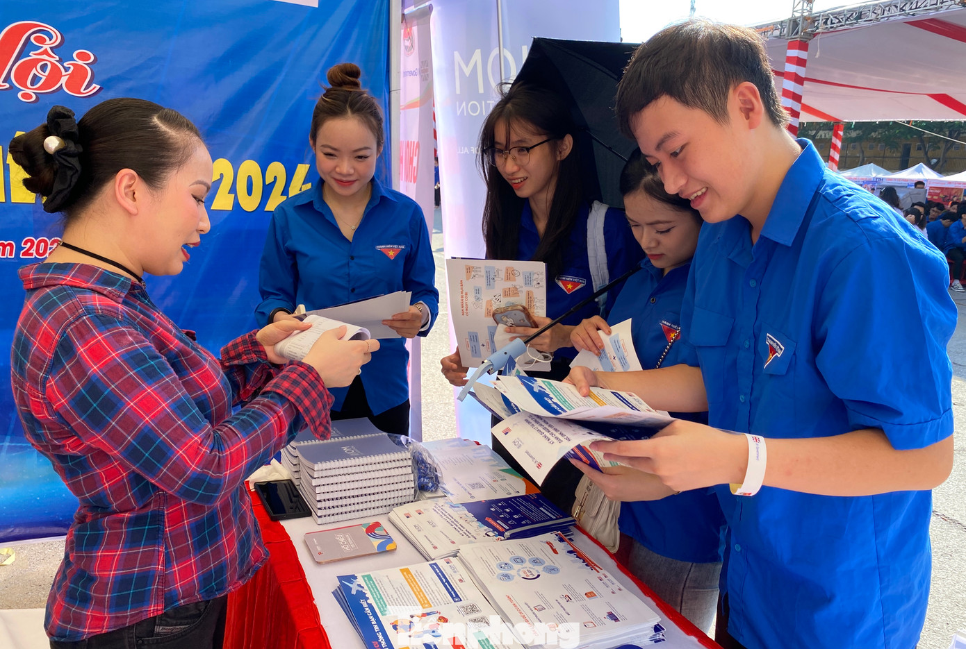 Các gian hàng giới thiệu việc làm thu hút sự quan tâm lớn của các đoàn viên thanh niên. Các gian hàng giới thiệu việc làm thu hút sự quan tâm lớn của các đoàn viên thanh niên.