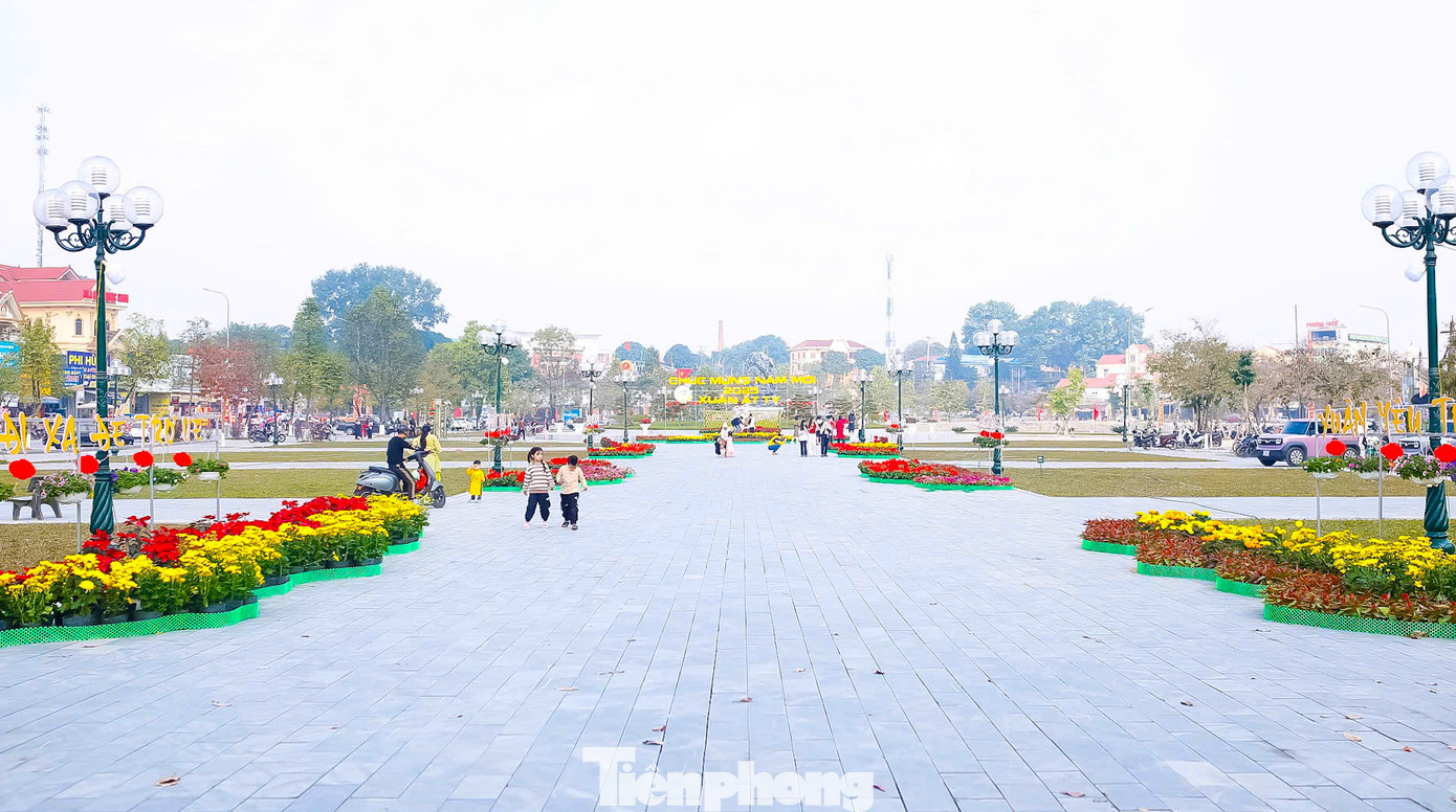 Ông Tưởng Đăng Hảo - Chủ tịch UBND thị trấn Dùng (huyện Thanh Chương, Nghệ An) cho biết, để tạo không khí vui chơi, chụp hình đón Tết, thị trấn đã triển khai việc trang trí hoa cây cảnh ngay tại khu vực công viên bờ hồ trung tâm thị trấn. Trong đó, linh vật rắn được một đơn vị doanh nghiệp trên địa bàn tặng.