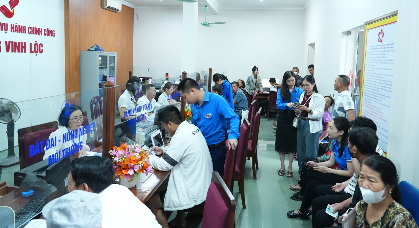 4 ngày qua, khi Trung tâm hành chính công phường Vinh Lộc (Nghệ An) đi vào hoạt động, rất đông người dân trên địa bàn đã đến để làm các thủ tục hành chính. Để hỗ trợ người dân, Ban Chấp hành Đoàn phường Vinh Lộc đã tham mưu UBND phường thành lập Tổ ứng cứu công nghệ và nghiệp vụ với số lượng 10 đoàn viên thanh niên.