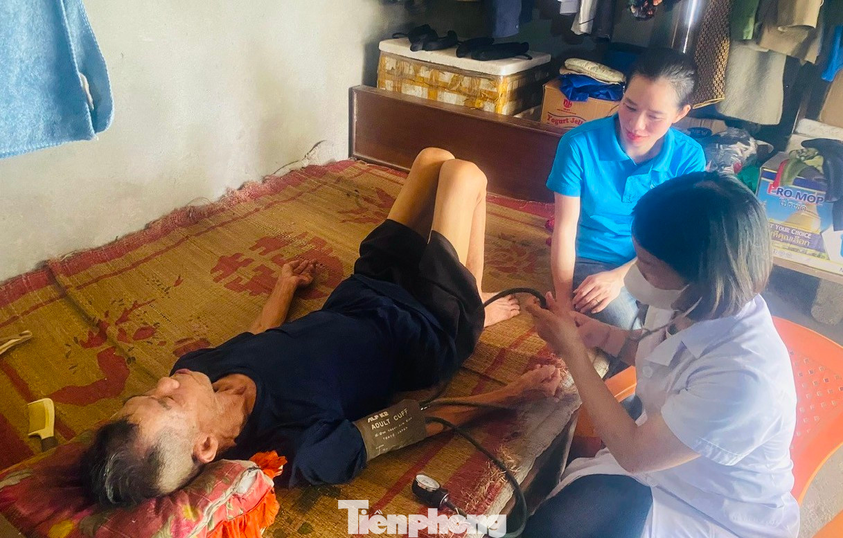 Cựu TNXP Lê Văn Tá (thôn Mỹ Hương, xã Thanh Mỹ, Thanh Chương) tuổi cao sức yếu. Nhân dịp kỷ niệm 74 năm ngày truyền thống lực lượng TNXP, các đoàn viên thanh niên huyện Thanh Chương đã đến thăm tặng quà và khám miễn phí để tư vấn kịp thời sức khỏe cho cựu TNXP Lê Văn Tá.