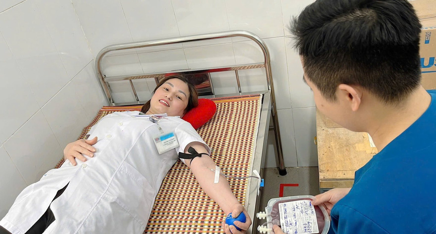 7 y, bác sĩ của Bệnh viện Đa khoa Khu vực Tây Bắc Nghệ An kịp thời hiến máu cứu bệnh nhân nguy kịch.