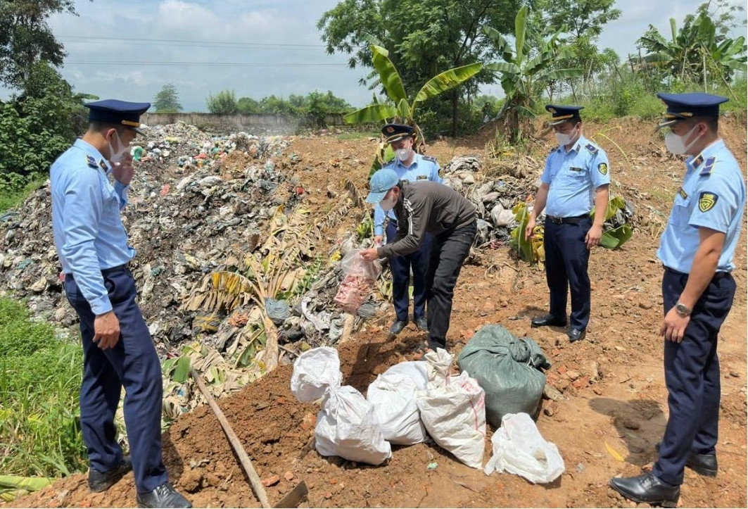 Lực lượng chức năng đã buộc tiêu hủy số hàng hóa vi phạm. Lực lượng chức năng đã buộc tiêu hủy số hàng hóa vi phạm.