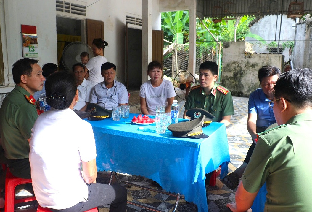 Đại tá Trần Hồng Quang - Phó Giám đốc công an tỉnh Nghệ An thăm hỏi, gia đình công an viên Hoàng Thế Thắng. Đại tá Trần Hồng Quang - Phó Giám đốc công an tỉnh Nghệ An thăm hỏi, gia đình công an viên Hoàng Thế Thắng.