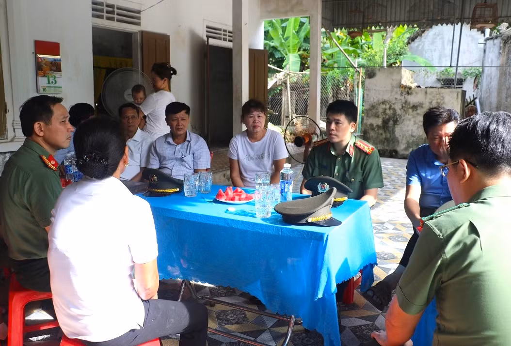 Đại tá Trần Hồng Quang - Phó Giám đốc công an tỉnh Nghệ An thăm hỏi, gia đình công an viên Hoàng Thế Thắng.