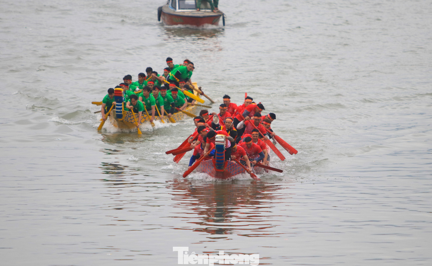 Các đội đua dành nhau từng mét nước. Các đội đua dành nhau từng mét nước.