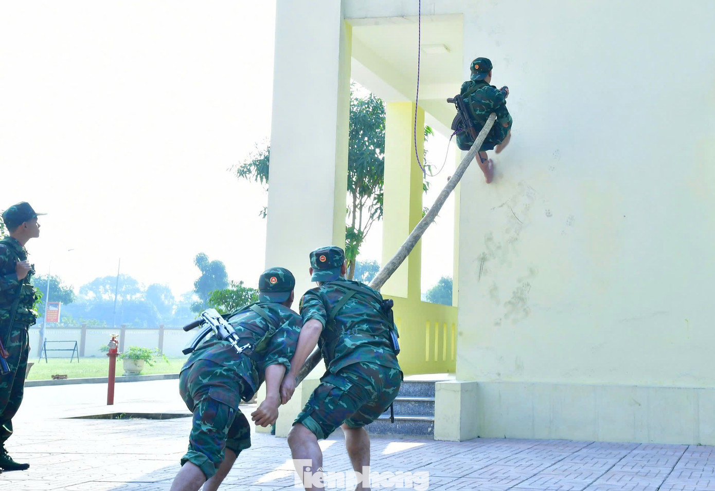 Chỉ với một cây tre dài, những người lính trinh sát có thể leo lên bức tường cao 2,3 tầng nhanh thoăn thoắt để nhanh chóng tiếp cận mục tiêu. Chỉ với một cây tre dài, những người lính trinh sát có thể leo lên bức tường cao 2,3 tầng nhanh thoăn thoắt để nhanh chóng tiếp cận mục tiêu.