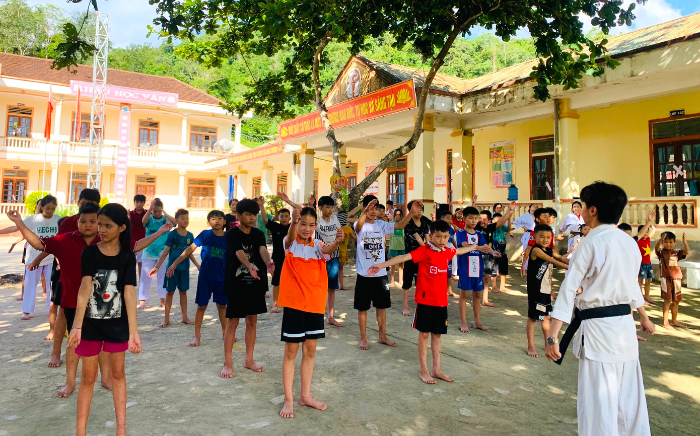 Ngoài triển khai các công trình thiết thực ý nghĩa, các đoàn viên thanh niên cũng tổ chức lớp dạy võ miễn phí cho thiếu nhi.