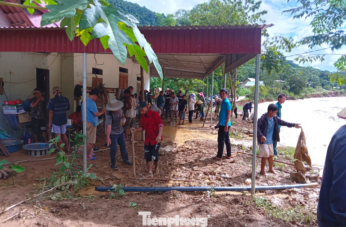 Để có đường đi lại, những ngày qua cơ quan chức năng đã huy động cán bộ cùng người dân làm một con đường tạm. Con đường mới mở phải đi nhờ qua thềm một hộ dân ở xã Chiêu Lưu.