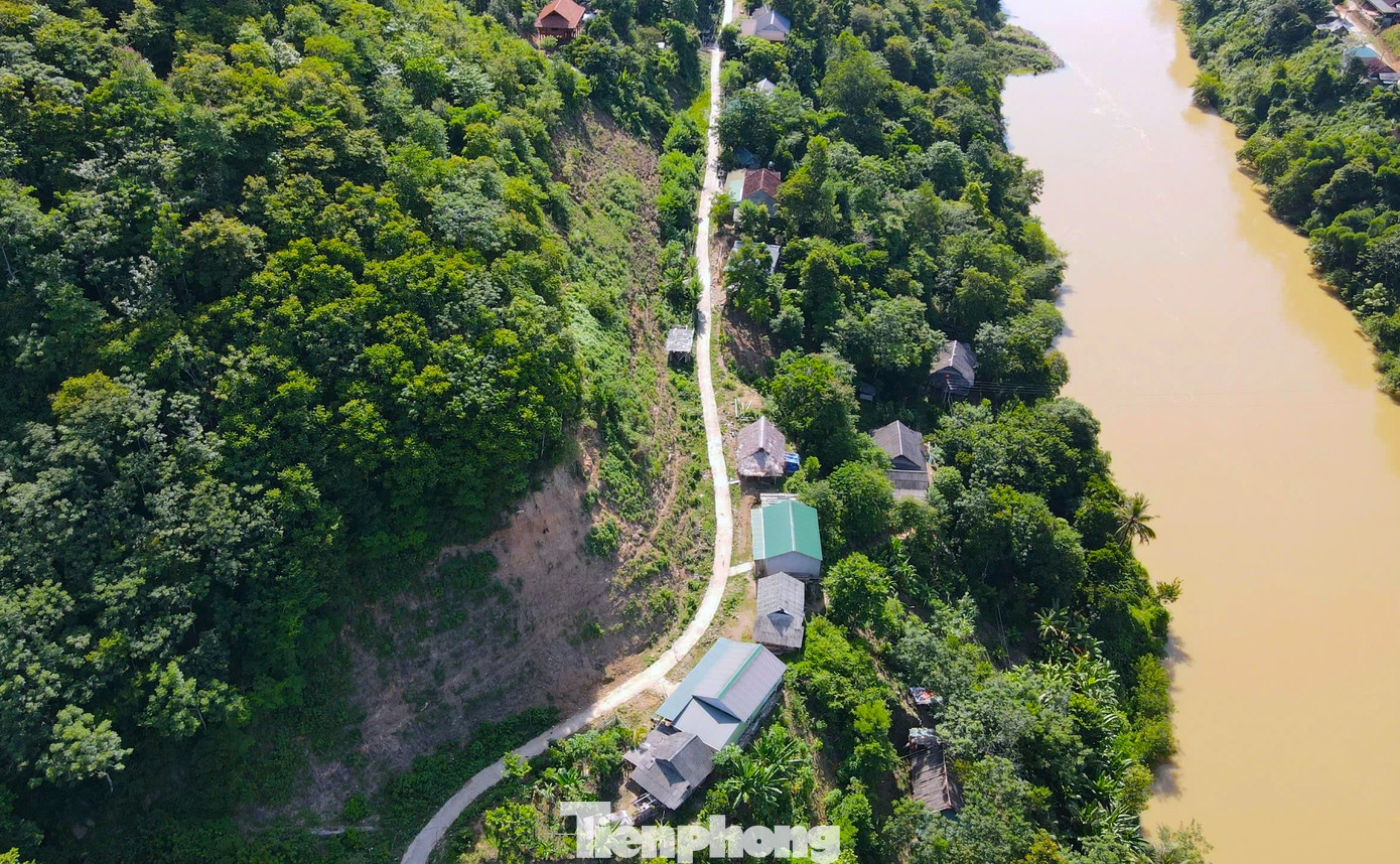 Theo đó, tuyến đường được đầu tư xây dựng dài 18,5km. Điểm bắt đầu từ bản Côi đi vào bản Cà Moong. Dự án do UBND huyện Tương Dương làm chủ đầu tư với kinh phí hơn 195 tỉ đồng. Dự kiến tuyến đường sẽ hoàn thành sau khoảng 30 tháng thi công.