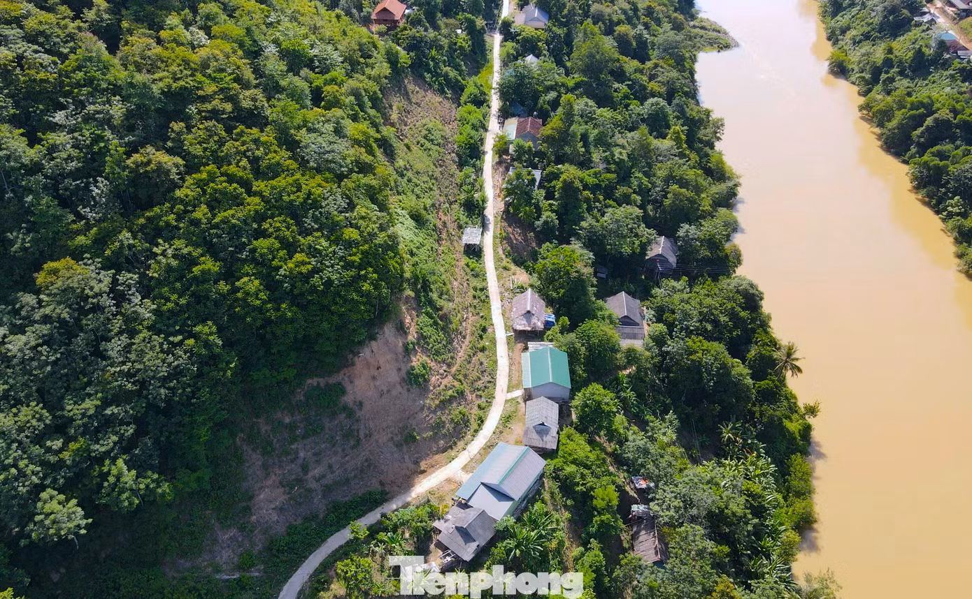 Theo đó, tuyến đường được đầu tư xây dựng dài 18,5km. Điểm bắt đầu từ bản Côi đi vào bản Cà Moong. Dự án do UBND huyện Tương Dương làm chủ đầu tư với kinh phí hơn 195 tỉ đồng. Dự kiến tuyến đường sẽ hoàn thành sau khoảng 30 tháng thi công.
