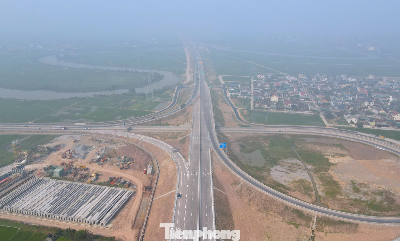 Điểm đầu tuyến cao tốc tại nút giao với đường Nghi Sơn - Bãi Trành, tiếp nối với đường cao tốc quốc lộ 45 - Nghi Sơn tại thị xã Nghi Sơn (tỉnh Thanh Hóa) và điểm cuối giao với quốc lộ 7, kết nối với đường cao tốc Diễn Châu - Bãi Vọt tại xã Diễn Cát, huyện Diễn Châu (tỉnh Nghệ An). Điểm đầu tuyến cao tốc tại nút giao với đường Nghi Sơn - Bãi Trành, tiếp nối với đường cao tốc quốc lộ 45 - Nghi Sơn tại thị xã Nghi Sơn (tỉnh Thanh Hóa) và điểm cuối giao với quốc lộ 7, kết nối với đường cao tốc Diễn Châu - Bãi Vọt tại xã Diễn Cát, huyện Diễn Châu (tỉnh Nghệ An).