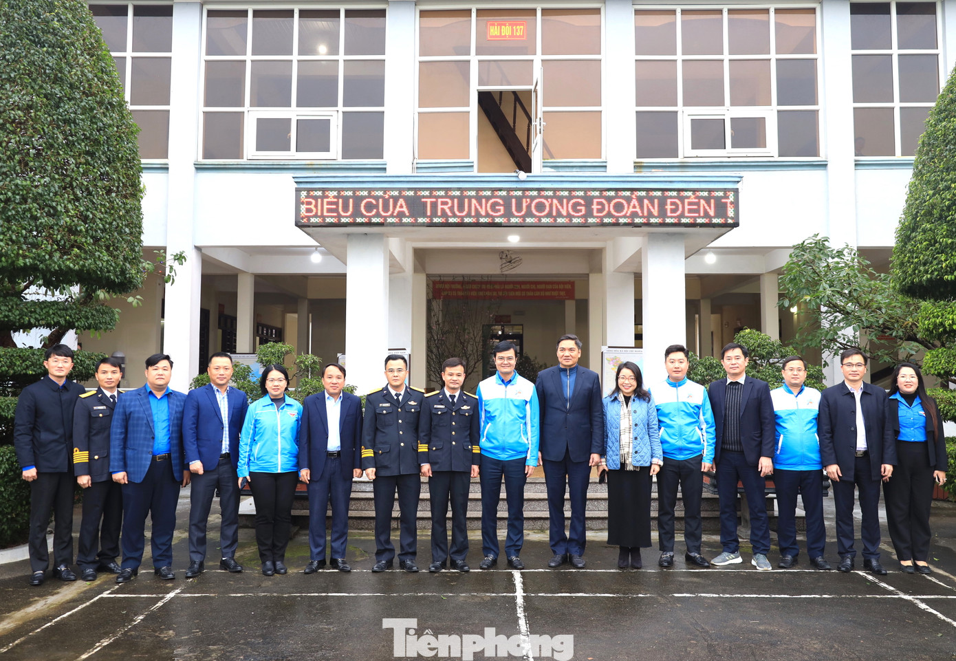 Đoàn công tác chụp ảnh lưu niệm với lãnh đạo tỉnh Nghệ An và cán bộ chiến sỹ Hải đội 137.