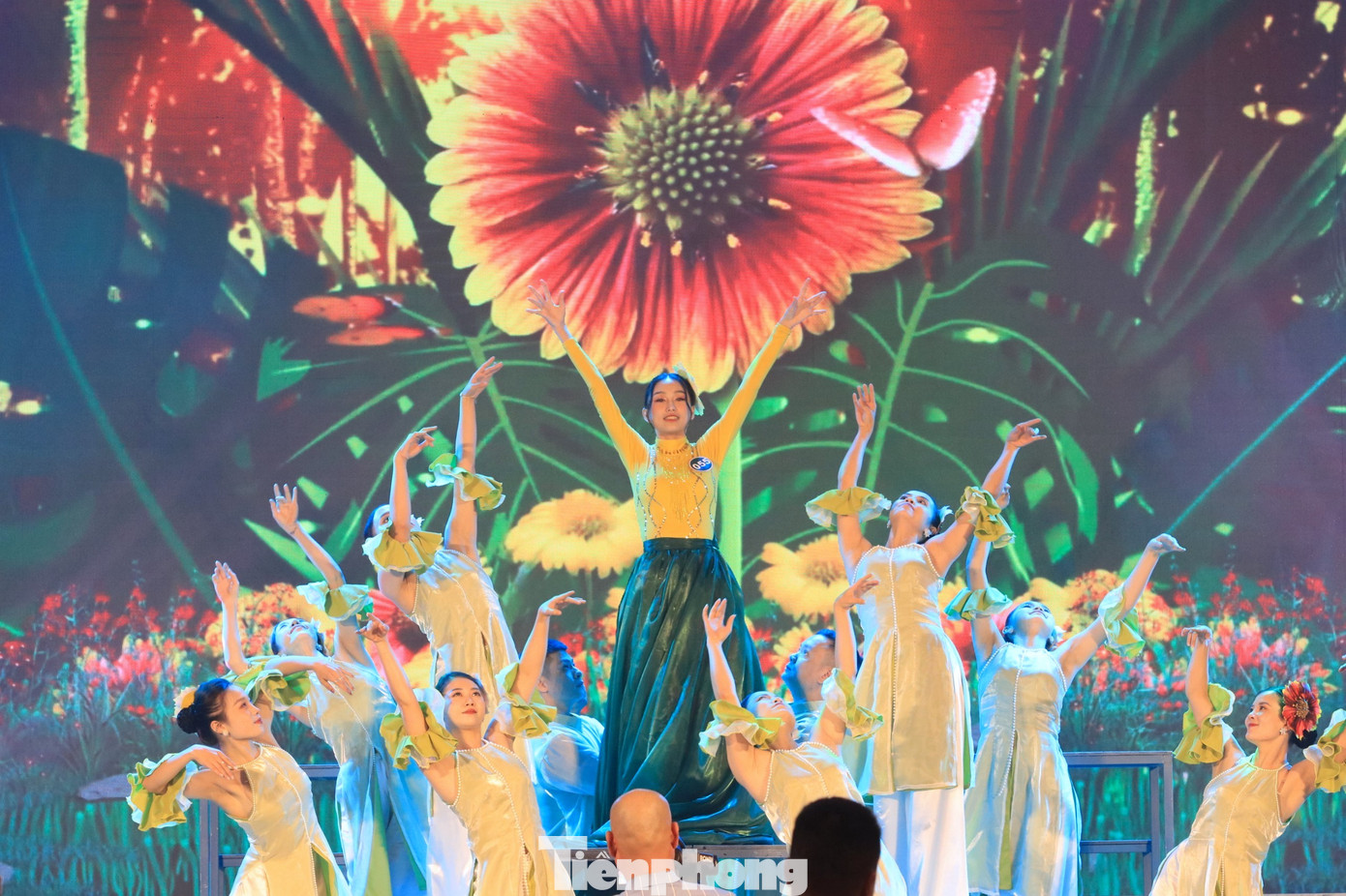 Các thí sinh thể hiện tài năng của mình thông qua những bài múa hát và tập trung chủ đạo vào hình ảnh, bài hát về loài hoa cúc biển - loài hoa đặc trưng của Cửa Lò.