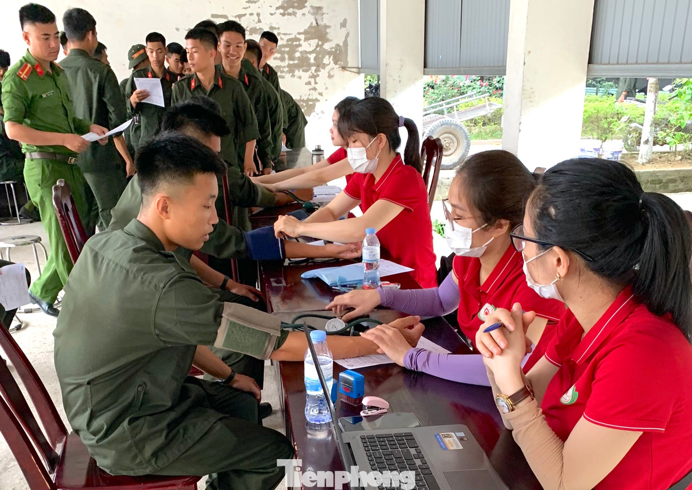 Cán bộ chiến sĩ CSCĐ xếp hàng chờ các y bác sỹ kiểm tra tình trạng sức khỏe đủ đảm bảo để hiến máu tình nguyện. Cán bộ chiến sĩ CSCĐ xếp hàng chờ các y bác sỹ kiểm tra tình trạng sức khỏe đủ đảm bảo để hiến máu tình nguyện.