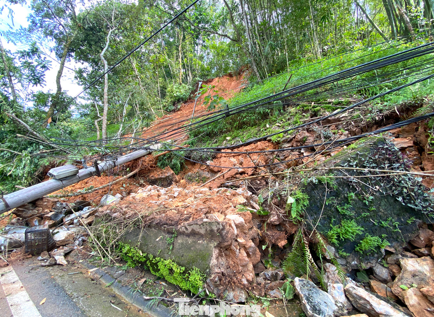 Lượng đất sạt lở lớn khiến dãy kè đá được xây dựng kiên cố cũng bị đổ sập.