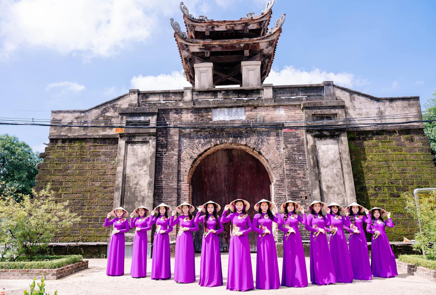 Khoe sắc ở Di tích Quốc gia thành cổ Vinh.