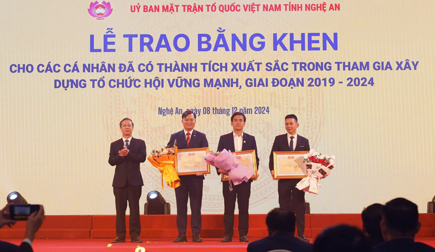 Ủy ban Mặt trận Tổ quốc tỉnh Nghệ An tặng Bằng khen cho 3 cá nhân Ủy ban Mặt trận Tổ quốc tỉnh Nghệ An tặng Bằng khen cho 3 cá nhân