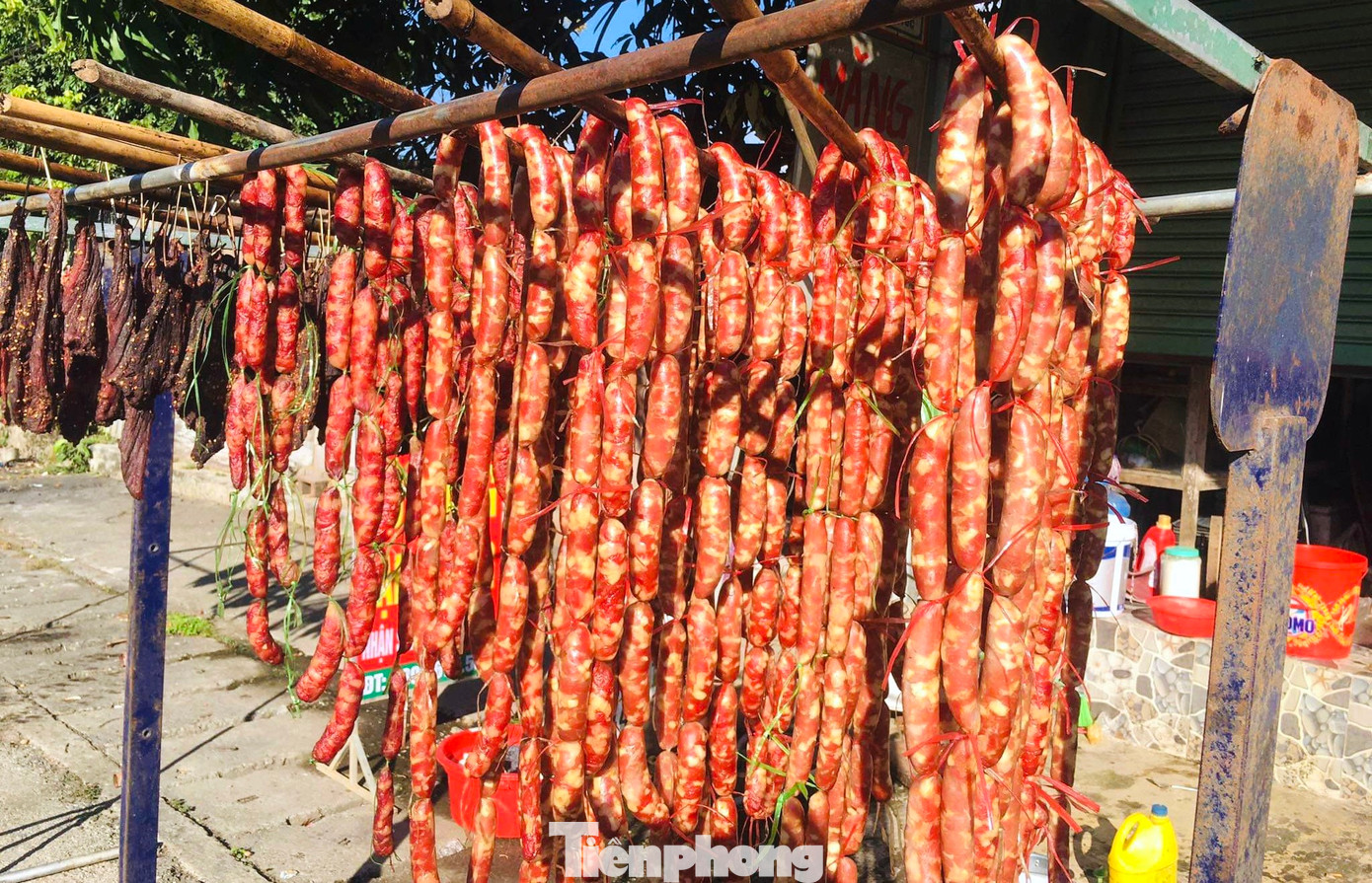 Thị trâu, bò và lạp sườn sau khi làm xong sẽ được phơi nắng trước khi đưa lên hong khói trên bếp củi. Thị trâu, bò và lạp sườn sau khi làm xong sẽ được phơi nắng trước khi đưa lên hong khói trên bếp củi.