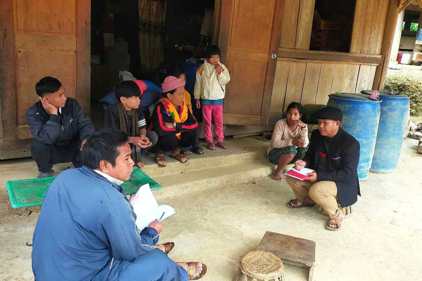 “Nhiều học sinh vắng mặt do gia đình ở xa trung tâm và sự hiểu biết của phụ huynh còn hạn chế. Chúng tôi luôn lo sợ học sinh bỏ học đi làm công ty hoặc lấy chồng, lấy vợ sớm, thì coi như tương lai của các em sẽ khép lại”, thầy Nguyễn Quang Trãi (giáo viên Trường Phổ thông dân tộc bán trú Tiểu học và THCS Bảo Thắng) nói.