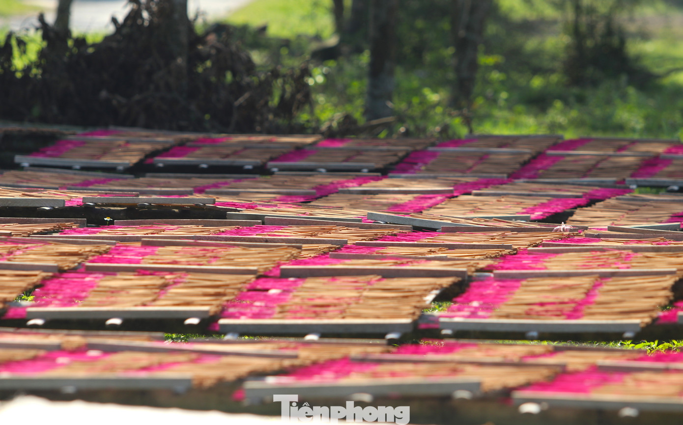 Thời tiết càng nắng, hương càng nhanh khô và đẹp. Trung bình, hương được phơi khoảng 1 ngày sẽ khô ráo, hoàn chỉnh.