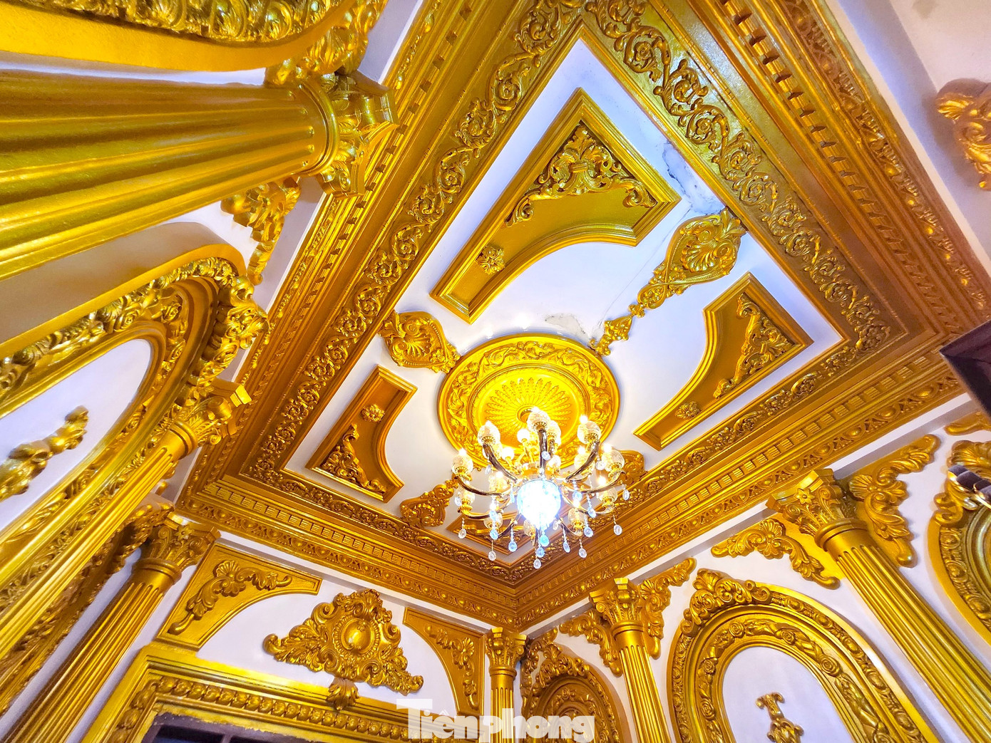 Toàn bộ các bức tường, trần được đắp nổi nhiều họa tiết và được sơn màu vàng.