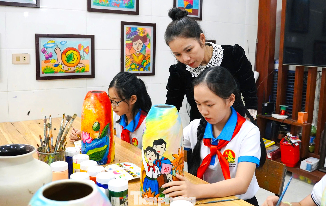 Các đại biểu Cháu ngoan Bác Hồ vẽ bình gốm tặng đại biểu khách mời tham dự Đại hội Cháu ngoan Bác Hồ cấp tỉnh lần thứ XIII năm 2025. Các đại biểu Cháu ngoan Bác Hồ vẽ bình gốm tặng đại biểu khách mời tham dự Đại hội Cháu ngoan Bác Hồ cấp tỉnh lần thứ XIII năm 2025.