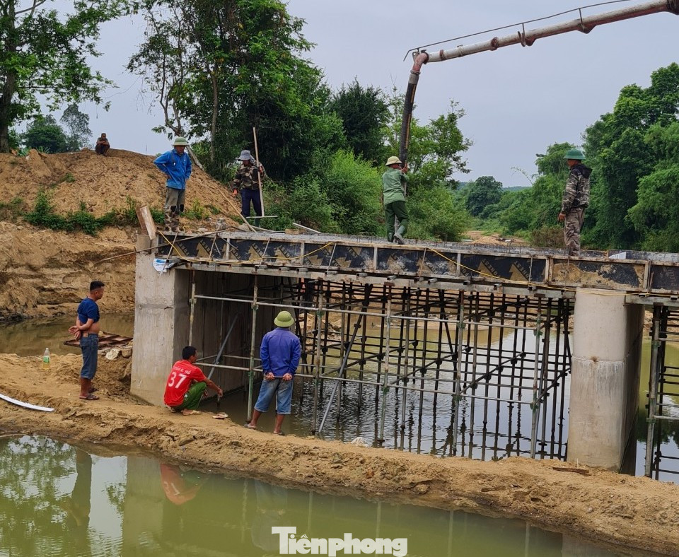 Quá trình xây dựng cầu bản Ỏn được thực hiện theo đúng thiết kế, đảm bảo an toàn. Quá trình xây dựng cầu bản Ỏn được thực hiện theo đúng thiết kế, đảm bảo an toàn.