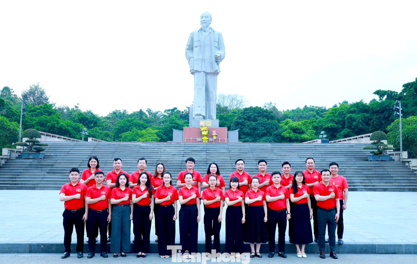 Các cấp bộ Đoàn Nghệ An cũng đã triển khai sâu rộng các hoạt động tuyên truyền cao điểm kỷ niệm 50 năm ngày Giải phóng miền Nam thống nhất đất nước với chủ đề "Hòa bình đẹp lắm". Nổi bật trong đó là hoạt động hưởng ứng “Tuần lễ áo cờ đỏ sao vàng” diễn ra từ ngày 23-30/4.