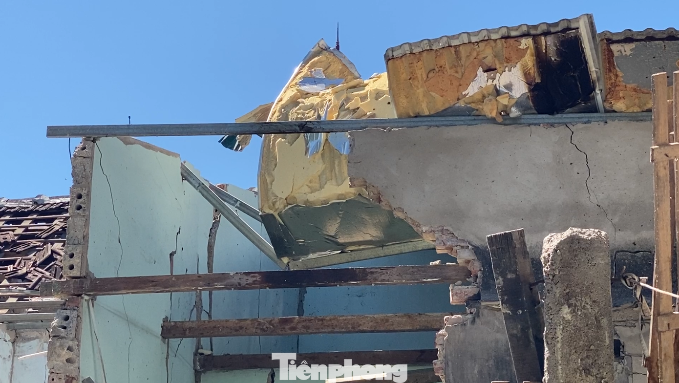 Ở ngay cạnh bên, căn nhà của một người dân cũng bị vụ nổ làm đổ sập một phần khuôn viên bếp và công trình phụ. Nhiều tài sản bên trong bị hư hỏng, vỡ nát. Ở ngay cạnh bên, căn nhà của một người dân cũng bị vụ nổ làm đổ sập một phần khuôn viên bếp và công trình phụ. Nhiều tài sản bên trong bị hư hỏng, vỡ nát.