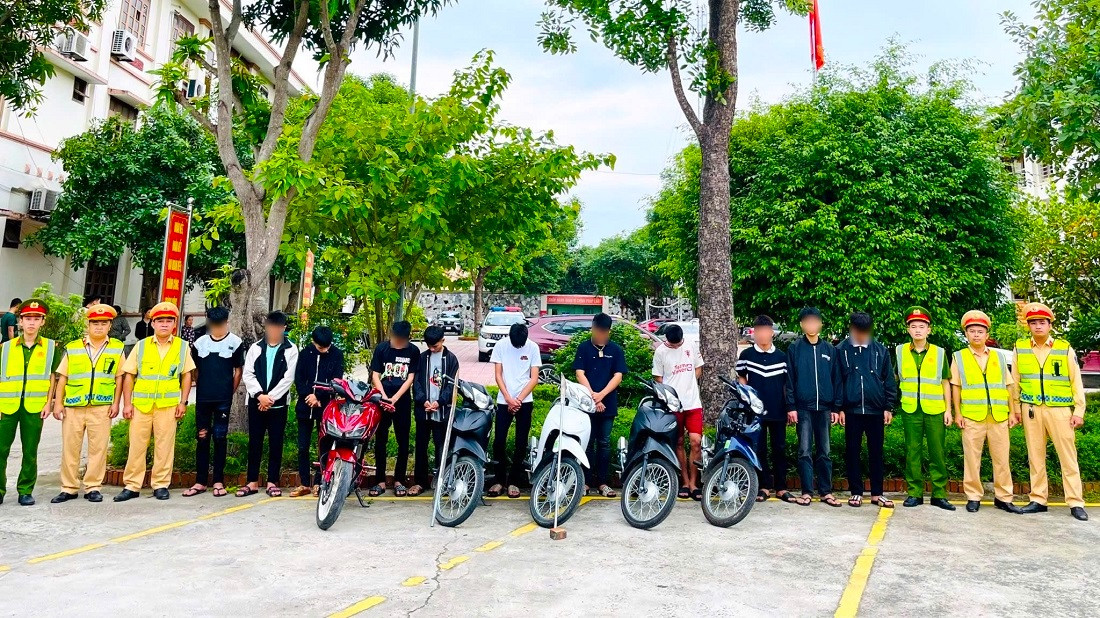 Nhóm thanh, thiếu niên bị Công an huyện Nghi Lộc bắt giữ.