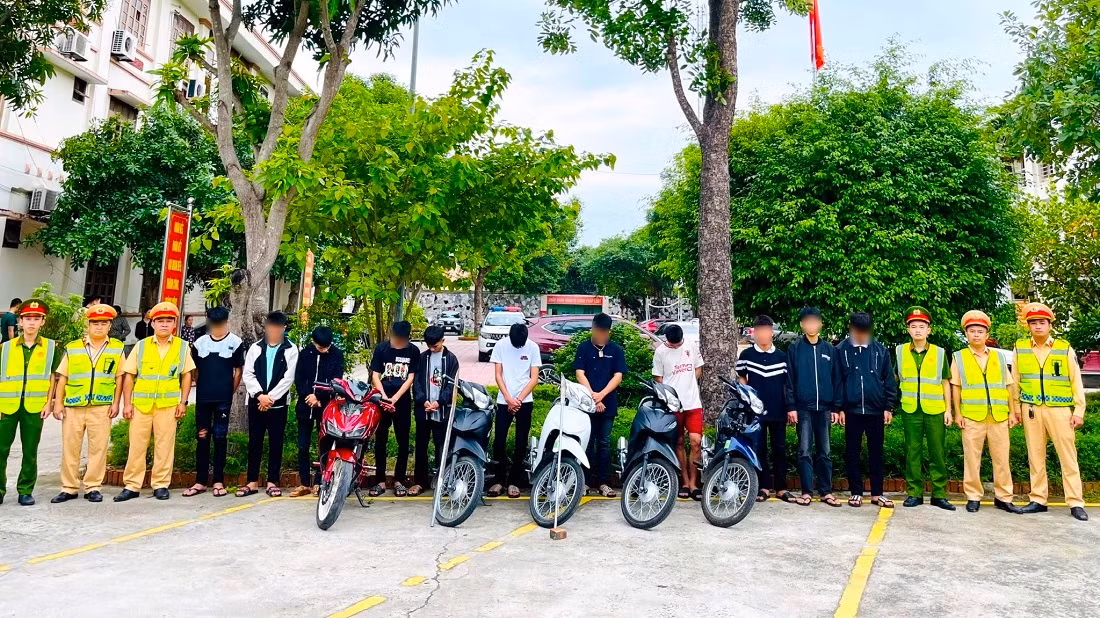 Nhóm thanh, thiếu niên bị Công an huyện Nghi Lộc bắt giữ. Nhóm thanh, thiếu niên bị Công an huyện Nghi Lộc bắt giữ.