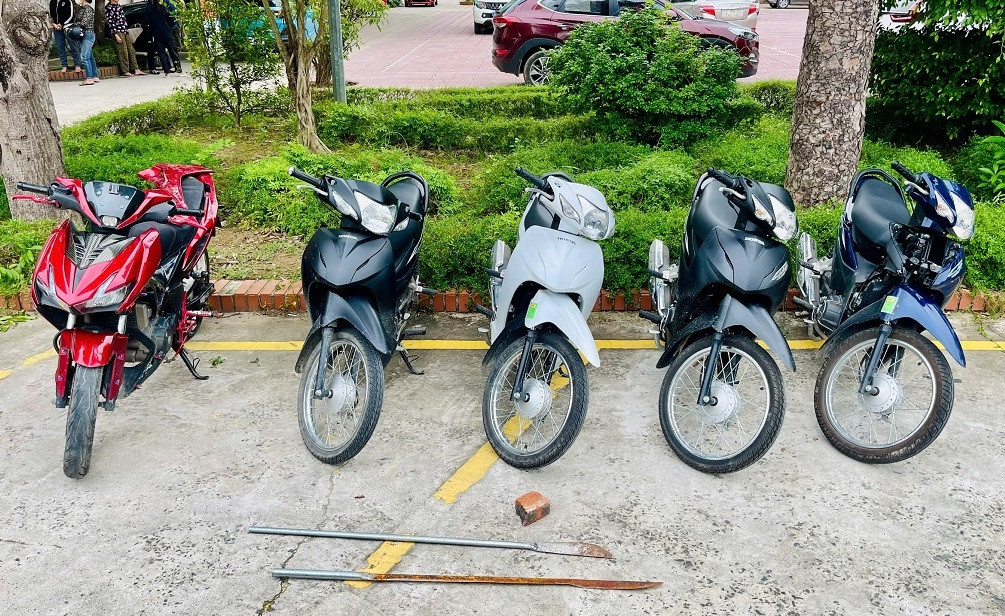 Các đối tượng thường chạy xe máy không gắn biển số, mang theo hung khí, gạch đá để gây rối trật tự công cộng.