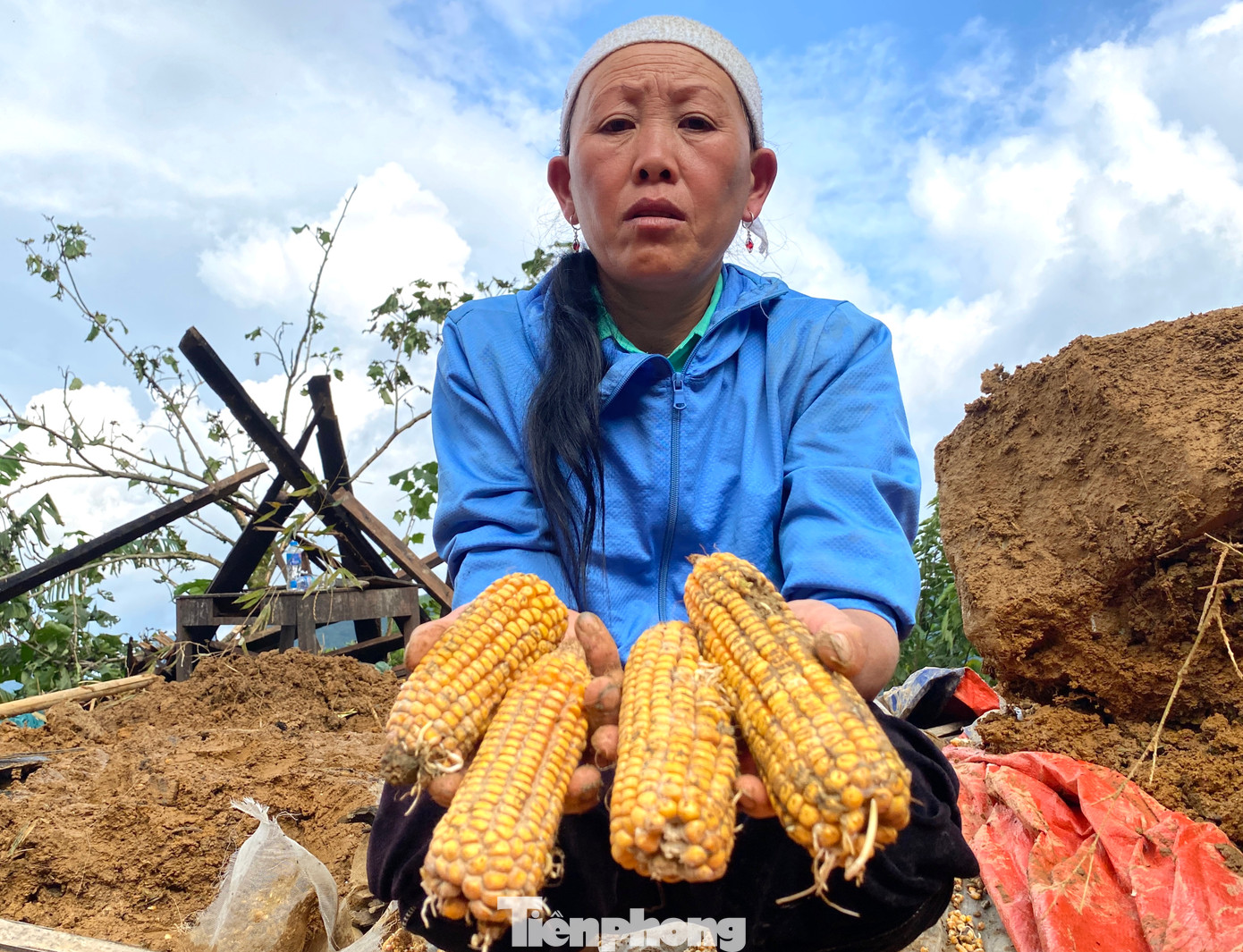 Bới trong đống bùn đất được một ít bắp ngô, bà Chẹ cho hay số ngô này của gia đình mới thu hoạch. Sau vụ sạt lở vừa qua, ngô của gia đình bà bị vùi lấp gần hết.