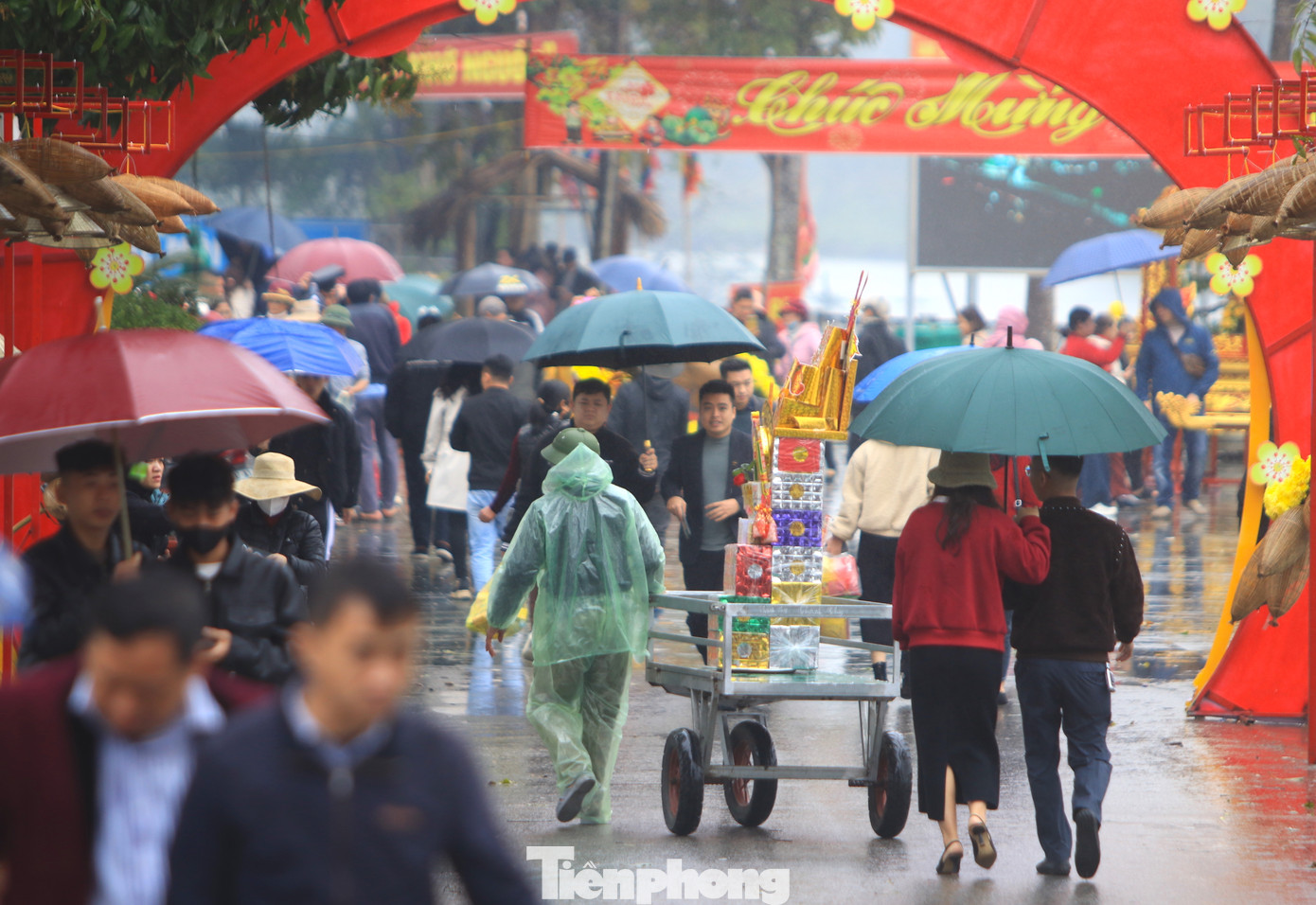 Từ trưa 7/2, hàng nghìn du khách thập phương đã về Đền Ông Hoàng Mười (xã Thịnh Mỹ, huyện Hưng Nguyên, Nghệ An) để dâng lễ, thắp hương cầu khấn. Đây là ngày vía Thần Tài nên lượng du khách về đền ngày rất đông. Từ trưa 7/2, hàng nghìn du khách thập phương đã về Đền Ông Hoàng Mười (xã Thịnh Mỹ, huyện Hưng Nguyên, Nghệ An) để dâng lễ, thắp hương cầu khấn. Đây là ngày vía Thần Tài nên lượng du khách về đền ngày rất đông.