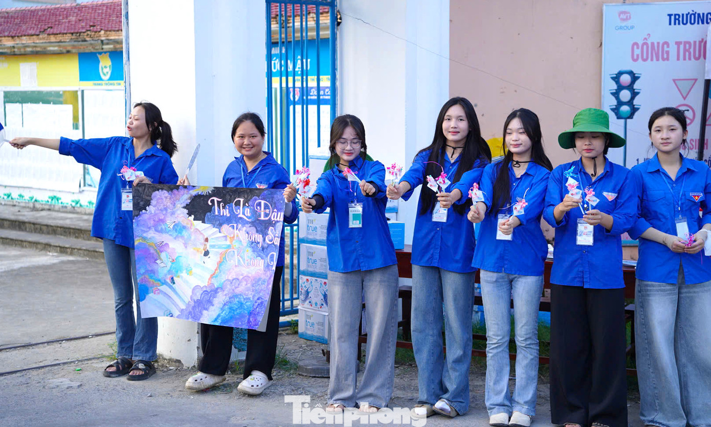 Các đoàn viên thanh niên tại điểm thi trường THPT Nguyễn Đức Mậu (Quỳnh Lưu, Nghệ An) tặng bút, cổ vũ các thí sinh trước khi vào phòng. Các đoàn viên thanh niên tại điểm thi trường THPT Nguyễn Đức Mậu (Quỳnh Lưu, Nghệ An) tặng bút, cổ vũ các thí sinh trước khi vào phòng.