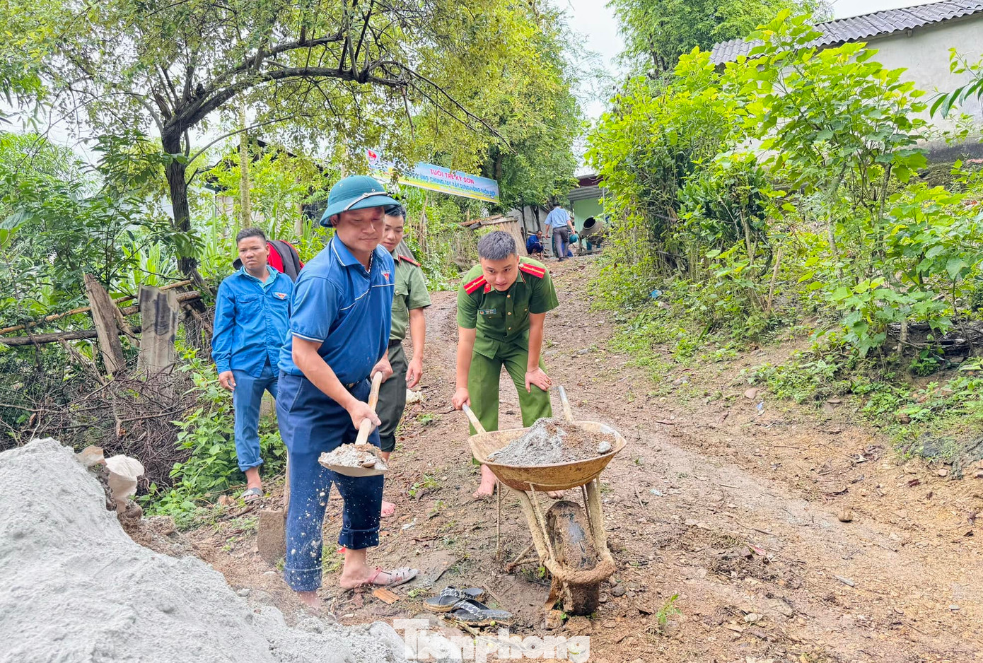 Trong ảnh, tuổi trẻ trên địa bàn huyện biên giới Kỳ Sơn (Nghệ An) triển khai công trình, phần việc thanh niên, đổ bê tông đường giao thông nông thôn cho người dân bản địa.