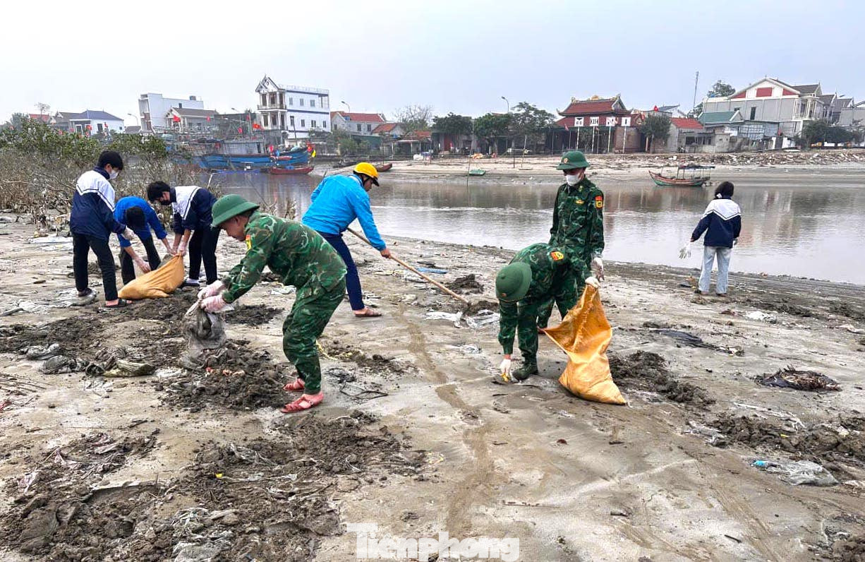 Những túi bóng rác bị đất cát vùi lập dọc cửa sông, bờ biển cũng được dọn sạch sẽ. Những túi bóng rác bị đất cát vùi lập dọc cửa sông, bờ biển cũng được dọn sạch sẽ.
