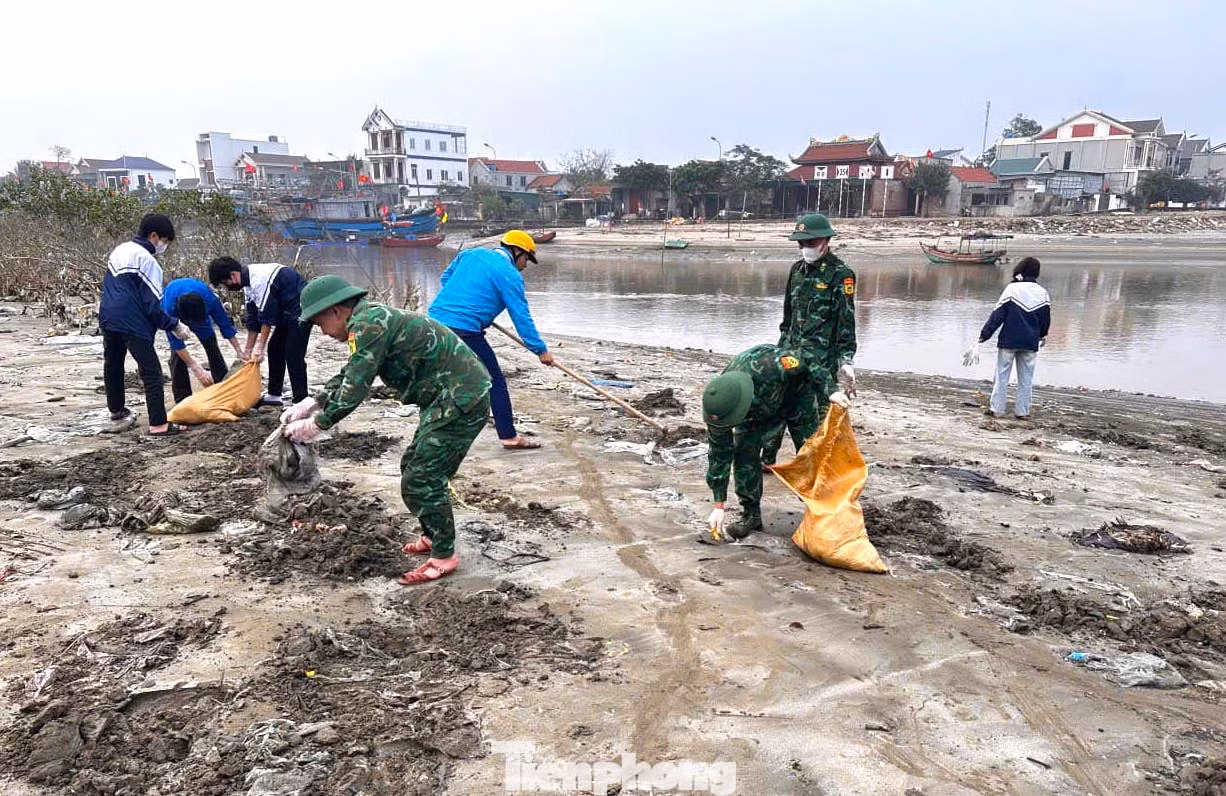 Những túi bóng rác bị đất cát vùi lập dọc cửa sông, bờ biển cũng được dọn sạch sẽ. Những túi bóng rác bị đất cát vùi lập dọc cửa sông, bờ biển cũng được dọn sạch sẽ.