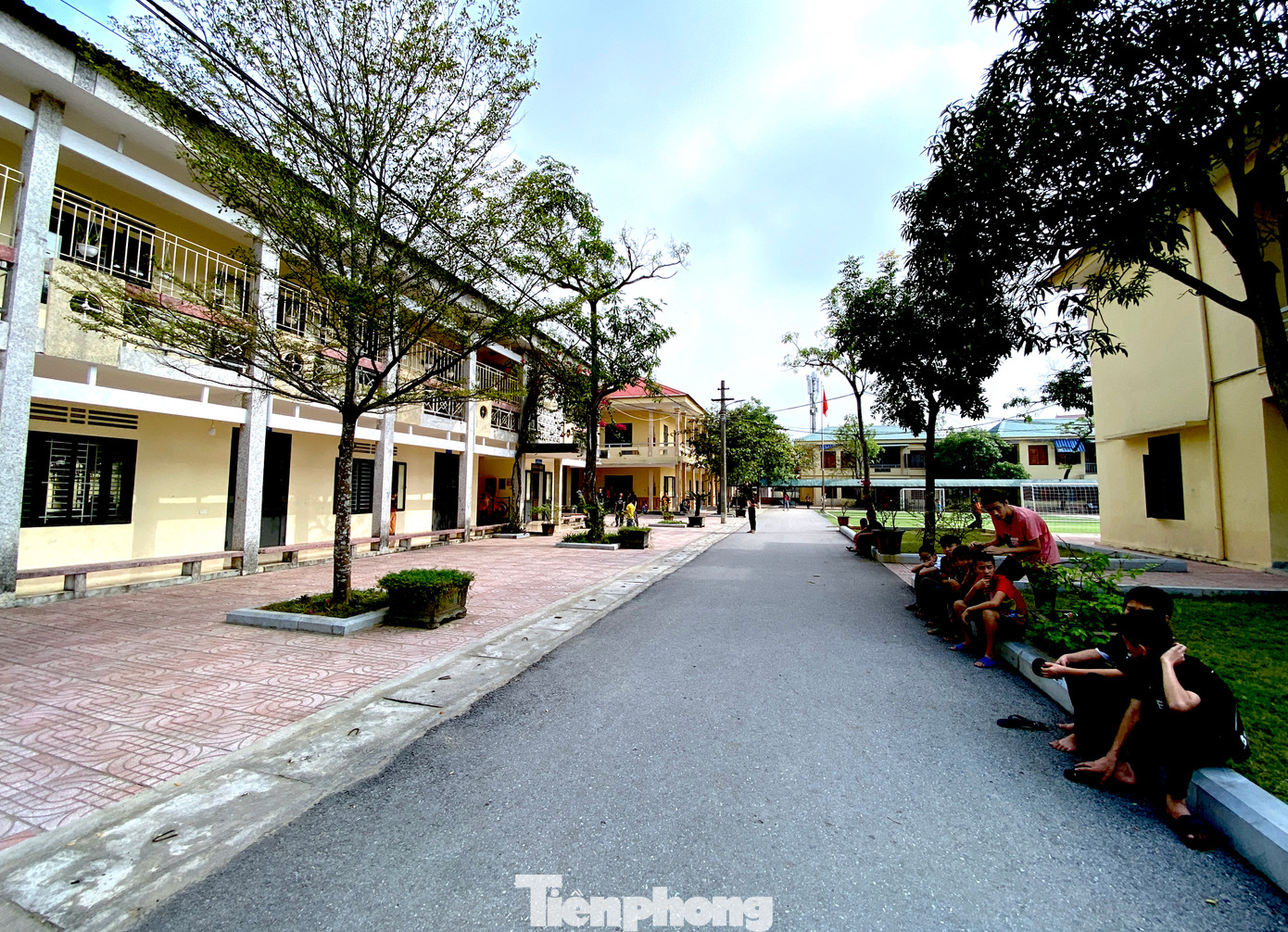 Trung tâm Giáo dục - Dạy nghề người khuyết tật tỉnh Nghệ An (xã Nghi Phú, thành phố Vinh, tỉnh Nghệ An) trực thuộc Sở LĐTB&amp;XH Nghệ An hiện có gần 280 học sinh khuyết tật trí tuệ và vận động đang theo học. Trong đó, có 180 học sinh ở xa được bố trí ăn ở nội trú ngay tại trung tâm để thuận tiện cho việc học của các em.