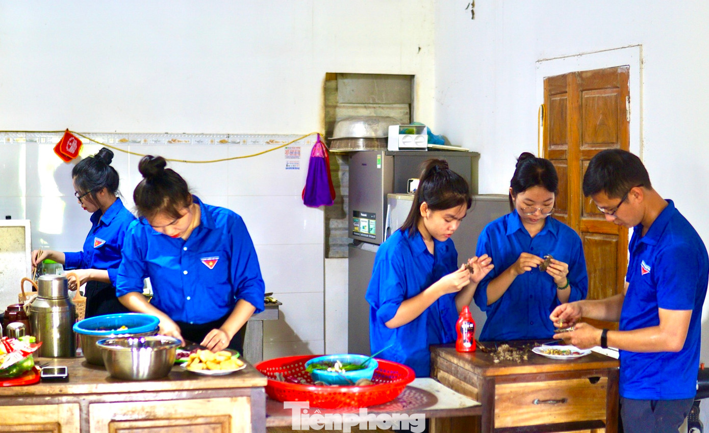 Các đoàn viên thanh niên còn tổ chức nấu bữa cơm yêu thương để tri ân cựu TNXP Nguyễn Thị Lan.