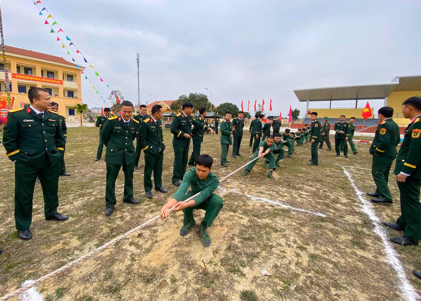 Trò chơi kéo co vừa thể hiện sức mạnh vừa tạo tính đoàn kết tập thể cho các cán bộ chiến sĩ.