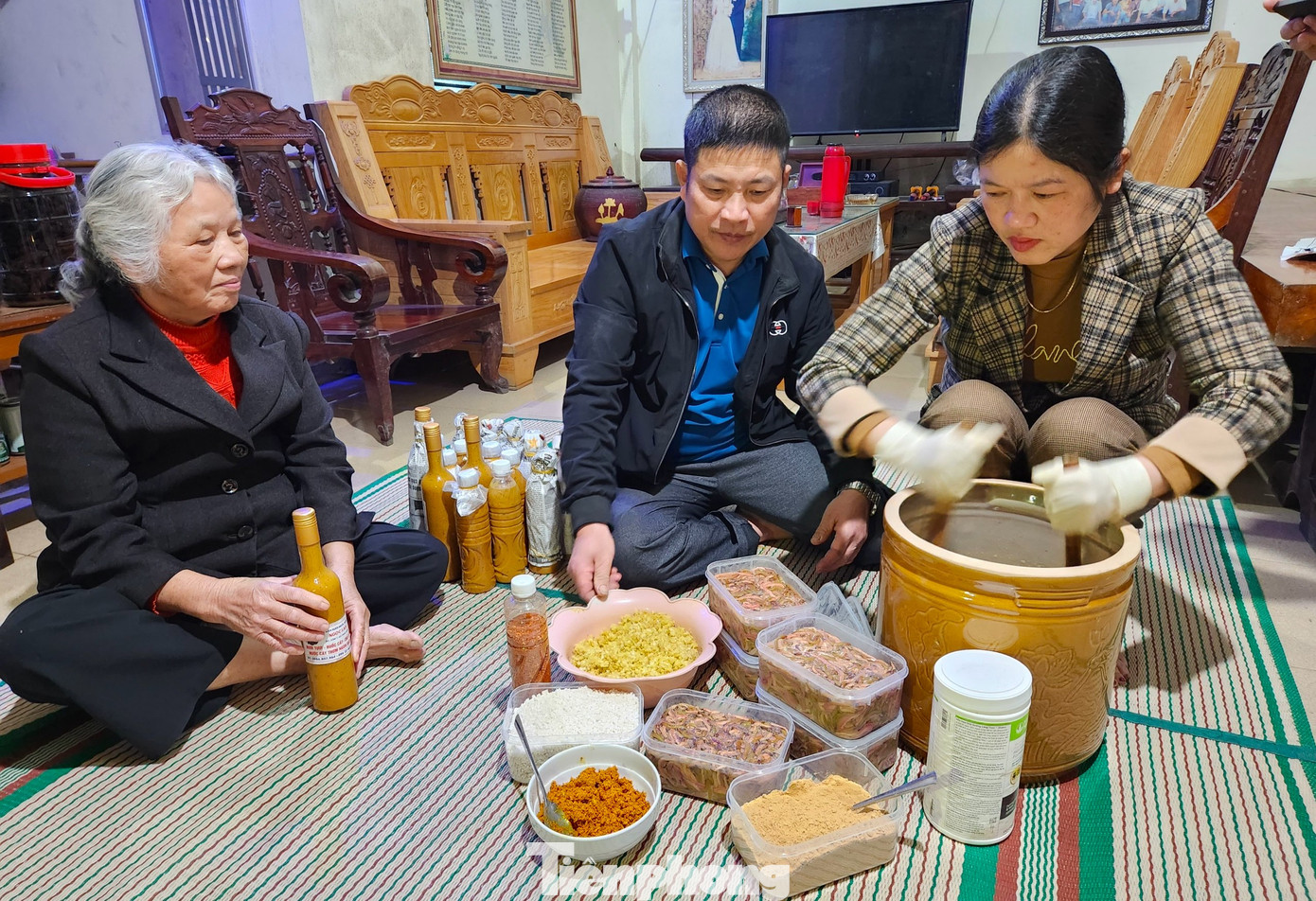 Chị Lan chia sẻ rươi dùng để muối ruốc phải là rươi tươi không qua đông lạnh. Sau khi mua của người dân ngoài ruộng về sẽ được rửa sạch qua nhiều nước rồi để ráo.